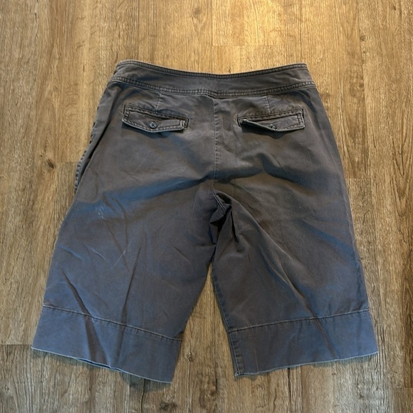 CABI SHORTS SIZE(6) - Picture 6 of 9